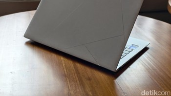 Kita bisa membuka bagian atasnya dengan satu tangan. Laptop ini mengintegrasikan sistem keamanan Microsoft Pluton yang mampu melindungi data dari ancaman siber dengan menggabungkan lapisan keamanan perangkat keras dan perangkat lunak. Selain itu, fitur Windows Hello dengan kamera IR AiSense memungkinkan login wajah yang aman dan cepat. Foto: Adi Fida Rahman/detikINET