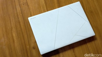 Zenbook S 14 OLED tampil elegan dan modern dengan bodi tipis dan ringan sehingga mudah dibawa bepergian. Laptop ini dibalut dengan material Ceraluminum, perpaduan antara keramik dan aluminium, yang memberikan kesan premium sekaligus tahan lama.Asus menyediakan dua pilihan warna yakni, Zumaia Gray dan Scandinavian White. Foto: Adi Fida Rahman/detikINET