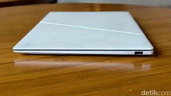 Zenbook S 14 OLED memiliki bobot sekitar 1,3 kg, sehingga menjadikan pilihan tepat bagi kamu yang sering bekerja di luar ruangan atau bepergian. Ketebalan hanya 14,9 mm. Foto: Adi Fida Rahman/detikINET