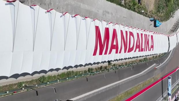 Atap grand stand Sirkuit Mandalika.