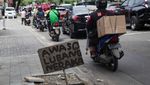 Awas! Ada Lubang Neraka di Jalan Ciater Tangsel