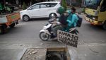 Awas! Ada Lubang Neraka di Jalan Ciater Tangsel