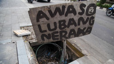 Awas! Ada Lubang Neraka di Jalan Ciater Tangsel