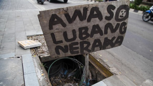 Awas! Ada Lubang Neraka di Jalan Ciater Tangsel
