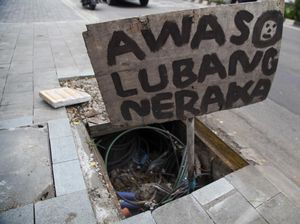 Awas! Ada Lubang Neraka di Jalan Ciater Tangsel