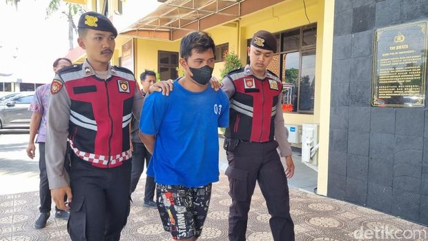 Tampang Babon, tersangka penganiayaan istri hingga ditemukan tewas di gudang ekspedisi Pacar Brajan, Wonokromo, Pleret, Bantul saat dihadirkan di Polres Bantul, Jumat (13/12/2024).