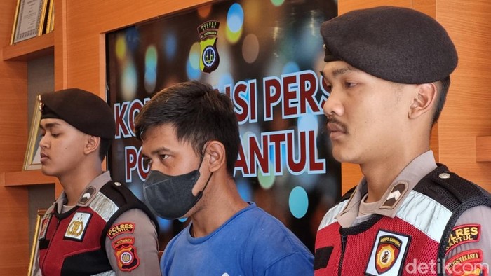 Tampang Babon, tersangka penganiayaan istri hingga ditemukan tewas di gudang ekspedisi Pacar Brajan, Wonokromo, Pleret, Bantul saat dihadirkan di Polres Bantul, Jumat (13/12/2024).