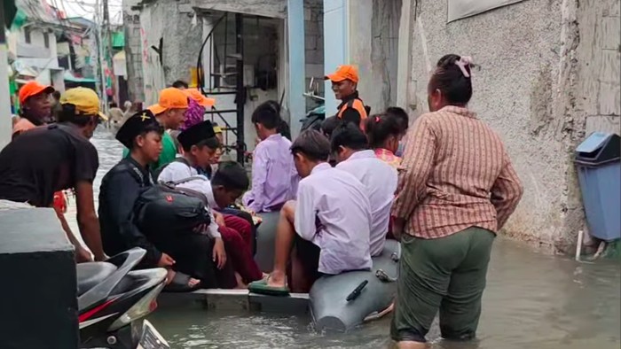 Banjir luapan air laut (rob) kembali terjadi di kawasan Muara Angke, Penjaringan, Jakarta Utara (Jakut). Banjir rob mulai meninggi pada pagi tadi. (dok Pribadi/IG @nahariiii_)