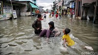 Bak di kolam renang, anak-anak berenang dengan riang di genangan tersebut.