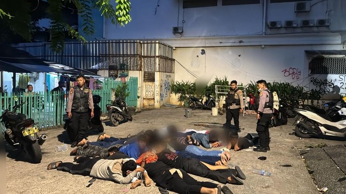 Belasan anak remaja yang diduga hendak tawuran diamankan di Penjaringan, Jakarta Utara (Jakut). Sejumlah senjata tajam (sajam) disita dari tangan mereka. (dok Istimewa)
