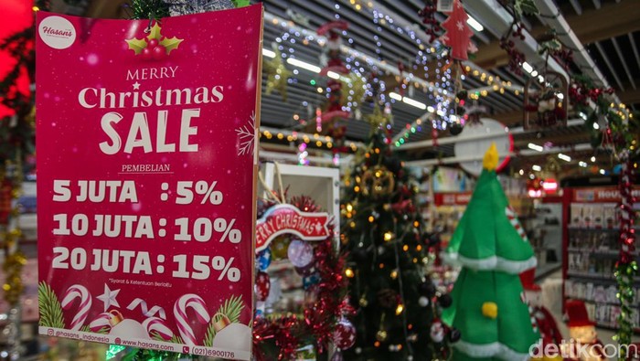 Menjelang Natal, sejumlah toko di Pasar Pagi Jakarta menjual aneka pernak-pernik seperti pohon natal, lampu, kaca mata, hingga santa klaus.