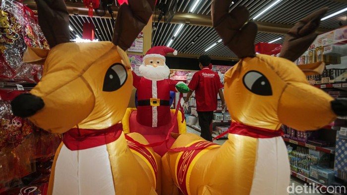 Berburu Pernak-pernik Natal di Pasar Pagi Jakarta Menjelang Natal, sejumlah toko di Pasar Pagi Jakarta menjual aneka pernak-pernik seperti pohon natal, lampu, kaca mata, hingga santa klaus.