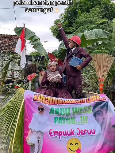 Beredar video kirab pengantin unik menggunakan motor roda tiga di Gresik, reaksi pengantin wanita menjadi sorotan.