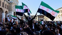 Pimpinan Hayat Tahrir al-Sham (HTS) Al Julani mengatakan semua pasukan oposisi di Damaskus dilarang mengambil alih lembaga publik. Dia mengatakan seluruh lembaga pemerintah tetap berada di bawah pengawasan PM Suriah sampai pengalihan kekuasaan secara resmi. Dia juga melarang ada tembakan perayaan. REUTERS/Ammar Awad