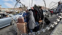 Pemberontak menyatakan rezim Presiden Suriah Bashar al-Assad telah berakhir. Warga Suriah yang sebelumnya kabur ke Lebanon untuk menghindari kekerasan rezim Assad pun mengantre di perbatasan untuk pulang kampung. REUTERS/Amr Abdallah Dalsh
