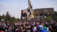 Orang-orang berkumpul di Lapangan Saadallah al-Jabiri untuk merayakan tumbangnya rezim Assad. Pemberontak membanggakan kejatuhan pemerintah Suriah yang konon sebagai momen kebebasan setelah puluhan tahun penuh rasa sakit dan penderitaan. Mereka mengajak warga negara Suriah untuk pulang kampung. Pihak pemberontak mengklaim Suriah baru akan menjadi tempat hidup berdampingan secara damai. Mereka mengklaim keadilan akan menang dan semua martabat warga Suriah akan terpelihara. REUTERS/Karam al-Masri