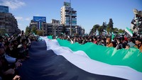 Ribuan orang meneriakkan Kebebasan dari pemerintahan keluarga Assad yang telah berkuasa sekitar 50 tahun. Assad telah memimpin Suriah sejak tahun 2000. Dia menjadi presiden setelah ayahnya, Hafez al-Assad, yang menjadi Presiden Suriah sejak 1971 hingga meninggal pada tahun 2000. REUTERS/Karam al-Masri