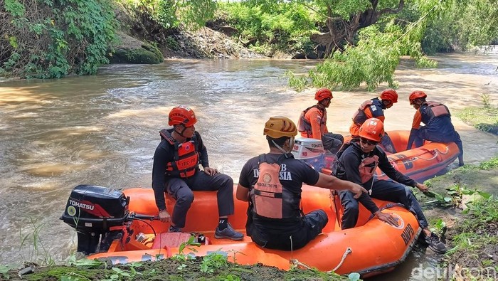 Petugas BPBD Lumajang melakukan penyisiran mencari korban bunuh diri dengan menceburkan diri ke Sungai Bondoyudo.