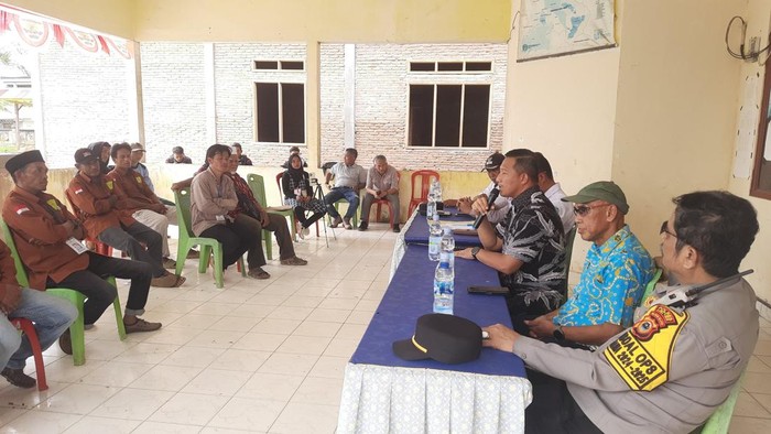 Camat, Polres, Kades Mantadulu, PTPN Luwu II, PTPN I Regional 8 menemui warga yang menuntut pengembalian lahan.