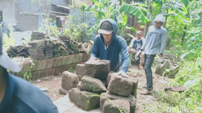 Proses evakuasi batu komponen candi di Desa Dompyongan, Klaten, yang dilakukan BPK Wilayah X, Jumat (13/12/2024).