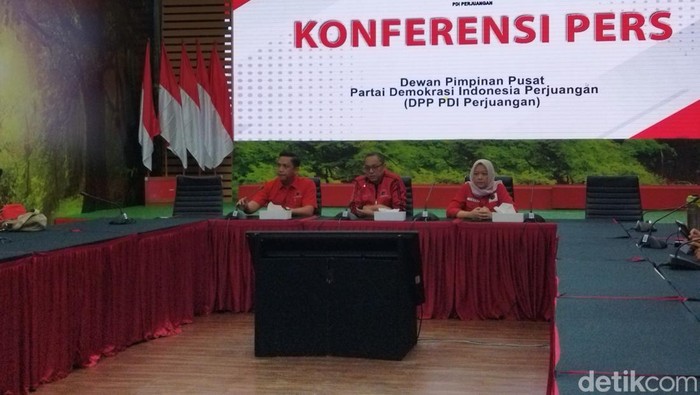 Deddy Sitorus (tengah) dalam jumpa pers di Kantor PDIP