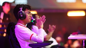 Laga Final Piala Dunia eFootball FIFAe 2024 mempertemukan Indonesia melawan Brasil pada Kamis pukul 18.30 waktu setempat atau sekitar 22.30 WIB. Para suporter Indonesia menonton live stream dengan tegang. Foto: (FIFAe)