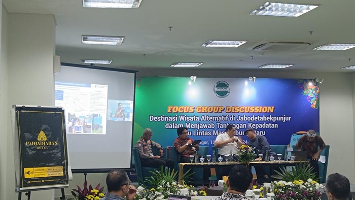 Diskusi Institut Studi Transportasi di Bogor, Jumat (13/12/2024).