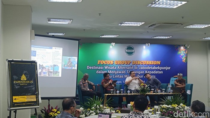 Diskusi Institut Studi Transportasi di Bogor,