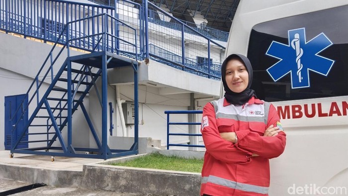 Entin Sumarni, relawan PMI yang biasa bertugas di pertandingan kandang Persib Bandung.