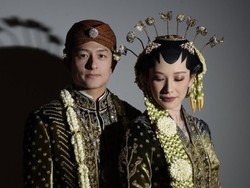 Foto: Ngunduh Mantu, Rio Haryanto & Athina Papadimitriou Jadi Pengantin Solo