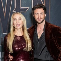 Hubungan Aaron dan Sam memang sering menjadi perbincangan hangat, mengingat perbedaan usia 23 tahun di antara mereka. Namun, pasangan yang menikah pada 2012 ini terus membuktikan bahwa cinta mereka tak goyah.  Foto: John Nacion/Variety via Getty Images