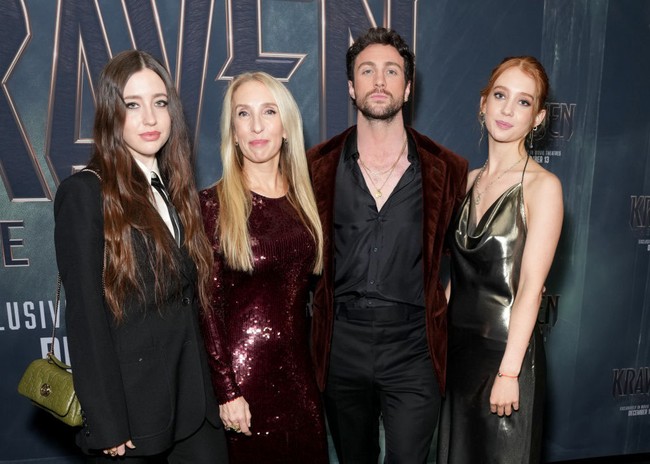 Momen Aaron tampil bersama istri dan dua anak tirinya, Angelica Jopling dan Jessie Phoenix Jopling di red carpet terbilang langka.  Foto: John Nacion/Variety via Getty Images