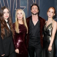 Momen Aaron tampil bersama istri dan dua anak tirinya, Angelica Jopling dan Jessie Phoenix Jopling di red carpet terbilang langka.  Foto: John Nacion/Variety via Getty Images
