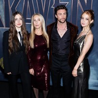 Kedua putri Sam dari pernikahan sebelumnya dengan Jay Jopling, berpose mengapit Aaron dan Sam. Angelica yang berusia 27 tahun tampil androgini dengan setelan jas hitam dan kemeja putih, sementara Jessie, 18 tahun, glamor dengan gaun halter metalik. Foto: John Nacion/Variety via Getty Images