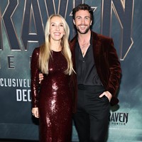 Aaron tampak mengenakan jas beludru cokelat yang dipadukan dengan kemeja dan celana hitam. Sang istri, Sam, yang dikenal sebagai sutradara ‘Fifty Shades of Grey’ anggun dalam balutan gaun  lengan panjang sequin berkilauan. Foto: John Nacion/Variety via Getty Images