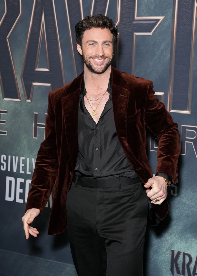 Momen bersama keluarga ini seolah memperlihatkan ke publik bahwa Aaron tak hanya seorang aktor berbakat, tetapi juga sosok suami dan ayah tiri yang berdedikasi. Kehadiran putri-putri Sam menegaskan kedekatan mereka sebagai keluarga yang harmonis. Foto: John Nacion/Variety via Getty Images