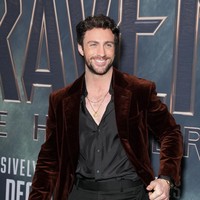 Momen bersama keluarga ini seolah memperlihatkan ke publik bahwa Aaron tak hanya seorang aktor berbakat, tetapi juga sosok suami dan ayah tiri yang berdedikasi. Kehadiran putri-putri Sam menegaskan kedekatan mereka sebagai keluarga yang harmonis. Foto: John Nacion/Variety via Getty Images