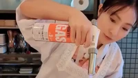 Dalam penyajian sushi bowl beruang melibatkan beberapa proses. Salah satunya torch alias pembakaran seperti ini untuk mematangkan beberapa kondimen. Foto: Sora News 24