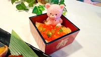 Harga seporsi sushi bowl beruang mulai dari 2500 yen atau sekitar Rp 261 ribuan. Namun, sepertinya sepadan dengan tampilan imut ini ya? Foto: Sora News 24