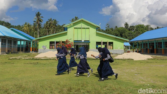 Guru Berprestasi Bawa Inovasi Digital di Sekolah Pedalaman Konawe Siswa melakukan kegiatan belajar mengajar di SMPN 1 Wawonii Timur, Kabupaten Konawe Kepulauan, Sulawesi Tenggara.