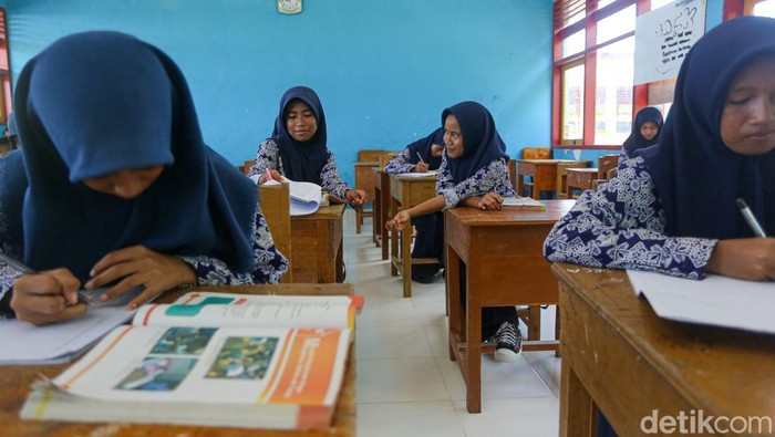 Siswa melakukan kegiatan belajar mengajar di SMPN 1 Wawonii Timur, Kabupaten Konawe Kepulauan, Sulawesi Tenggara.