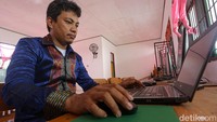 Di balik semua perubahan ini, ada sosok Ansarullah Thamrin Mardhan, Kepala Sekolah yang bertekad membawa sekolahnya ke era digital. Ansarullah sudah tak asing dengan tantangan pendidikan di wilayah terpencil. Pada tahun 2015 saat memulai kariernya di sebagai guru di Konawe Kepulaian, ia telah merasakan terisolasi dari dunia digital.