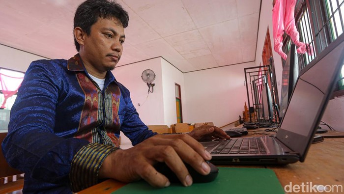 Siswa melakukan kegiatan belajar mengajar di SMPN 1 Wawonii Timur, Kabupaten Konawe Kepulauan, Sulawesi Tenggara.