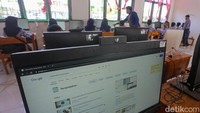 Jika internet adalah kunci yang membuka pintu perubahan, aplikasi digital adalah alat yang membawa pendidikan di SMPN 1 Wawonii Timur ke level yang lebih tinggi. Di bawah kepemimpinan Ansarullah, sekolah ini mengembangkan beberapa aplikasi berbasis TIK yang menjadi solusi untuk mengatasi keterbatasan dan mendorong efisiensi dalam berbagai aspek pendidikan.