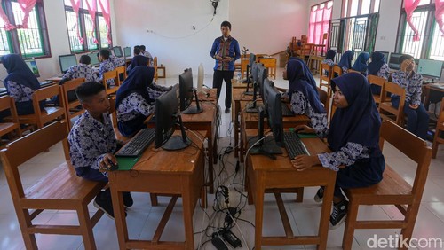 Siswa melakukan kegiatan belajar mengajar di SMPN 1 Wawonii Timur, Kabupaten Konawe Kepulauan, Sulawesi Tenggara.