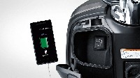 Bicara fitur, Honda Dunk juga memiliki soket pengisian daya 12V 1A untuk perangkat portabel seperti smartphone. Pada bagian kanan terdapat kompartemen yang bisa untuk menyimpan botol minuman. Foto: Dok. Honda