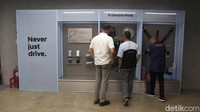 Ada juga aksesori khusus N-Line yang dijual di fasilitas tersebut. Foto: Septian Farhan Nurhuda / detikOto
