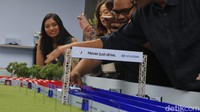 Pengunjung nampak menikmati fasilitas balapan mini khas Tamiya tersebut. Foto: Septian Farhan Nurhuda / detikOto