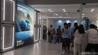 Hyundai N Brand Experience Center terdiri dari dua lantai yang dirancang untuk memberikan pengalaman yang komprehensif kepada pengunjung. Di lantai pertama, pengunjung akan diajak untuk menjelajahi dunia Hyundai N melalui visual interaktif yang menarik. Foto: Septian Farhan Nurhuda / detikOto