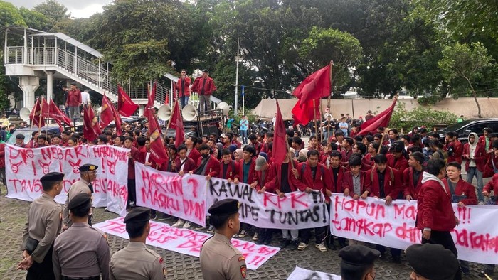 Ikatan Mahasiswa Muhammadiyah (IMM) menggelar aksi di Gedeung KPK.
